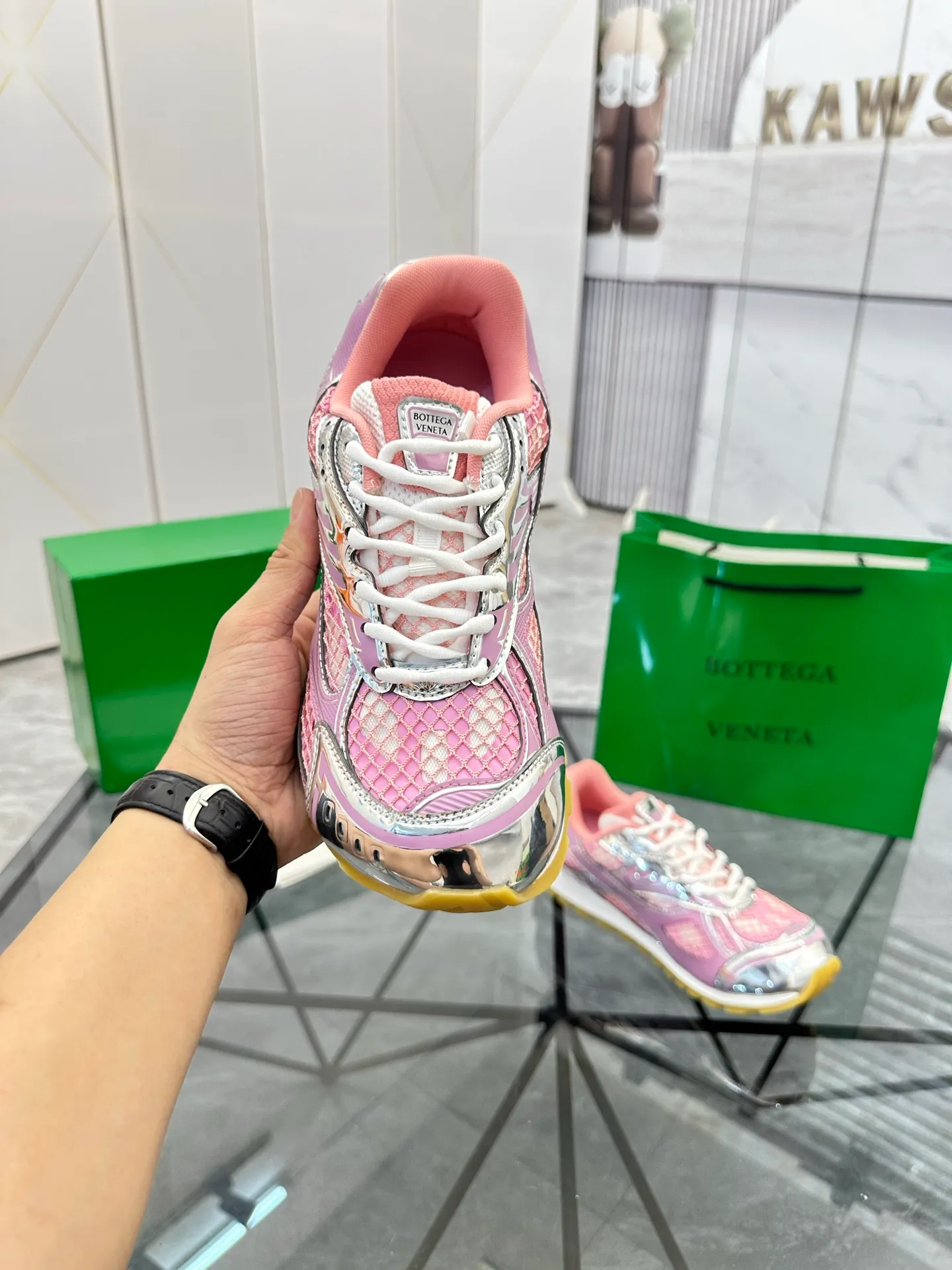 Factory men's shoes 💰: 620💰 (top version) BV Orbit sneakers Wang Yibo's same style couple's dad shoes Runner sneakers, made of lightweight technical mesh fabric. Matched with geometric pattern designed rubber outsole Wang Zha series high version Look for the package craftsmanship The actual height is much higher, but the legs are still slim. Very nice and playable and durable Matching to the standard 💯 Package shoe technology Look for the high version The outsole is made of color-blocked TPU outsole Women's model 35 36 37 38 39 40 41 (40 41 customized) Men's model 38 39 40 41 42 43 44 45. (Customized size 38 45.46) No. H345